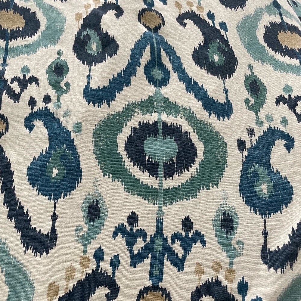 Beautiful duvet cover & pillow shams.